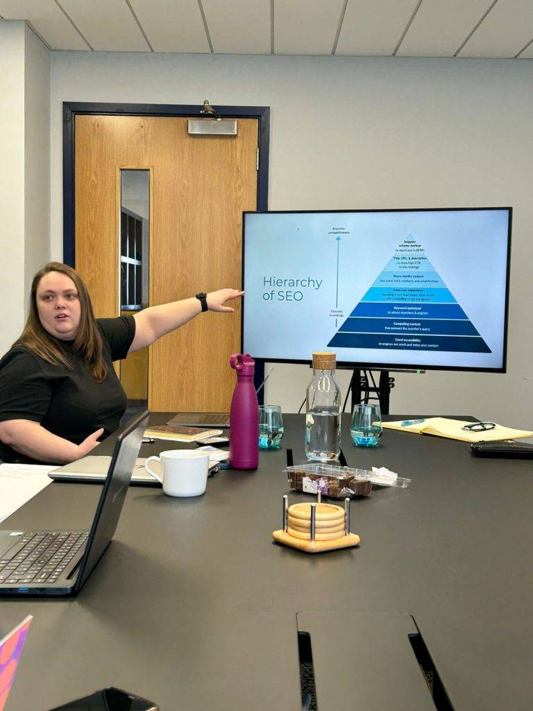 A woman pointing to a screen presenting a session about digital PR and SEO